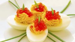 Яйца, фаршированные красной икрой Рецепт вареных яиц с красной икрой