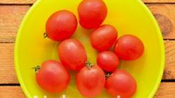 Šťavnaté a chutné paradajky, marinované bez šupky Konzervované paradajky bez šupky