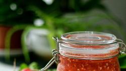 Recept na dlhotrvajúci paradajkový a chrenový guláš: krok za krokom s fotografiami