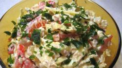Vištienos ir kiaušinių blynų salotų receptas