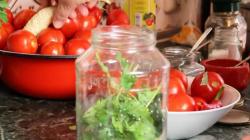 Kaip užsandarinti pomidorus žiemai litriniuose stiklainiuose