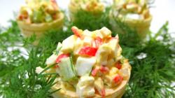 Tartaletky s krabími tyčinkami: recepty s fotografiami Šalát v ryžových koláčikoch s uhorkou a krabovými tyčinkami