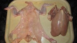 Κοτόπουλο γεμιστό με κρέας, ζαμπόν και δαμάσκηνα Κοτόπουλο γεμιστό με πολτό ψωμιού και ζαμπόν