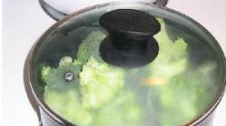 Reteta: Morcovi coreeni cu broccoli si nuci - versiune noua