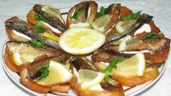 Garlic croutons with sprats and egg Garlic croutons with sprats and cucumber