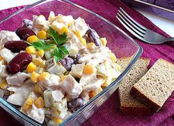 Salad with breadcrumbs and beans.  Salad with beans and croutons in a hurry.  Salad 