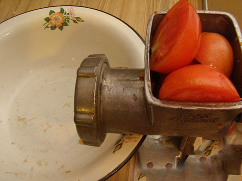 Πώς να φτιάξετε ωμή adjika από ντομάτες.  Υλικά για το πιάτο 