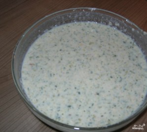 Fish with cream sauce.  Preparation of lemon juice.