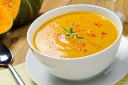 Piščančja juha s koruznim zdrobom.  Recepti za koruzno juho z različnimi sestavinami.  Kako kuhati zelenjavno koruzno juho.