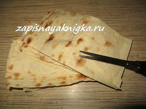 Rouleaux de lavash frits fourrés.  Pain pita frit avec saucisses et fromage.  Une recette simple et rapide de tarte au lavash.