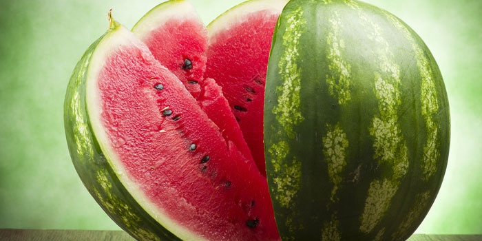 How to choose a watermelon ripe and sweet signs.  No watermelon damage.  How to choose the right watermelon.