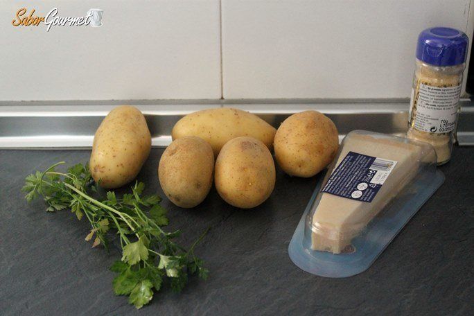 Запеченная картошка под сыром в духовке. Картофель, запеченный под сыром. Мясо с картошкой и сыром в духовке.