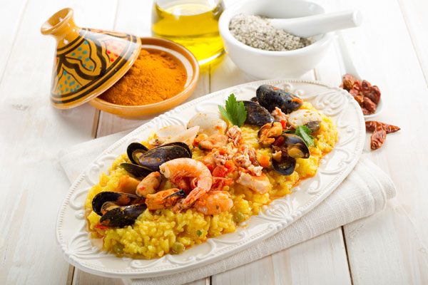 Испанская паэлья рецепт с морепродуктами. Паэлья с морепродуктами, зелёным горошком и кукурузой в мультиварке. Как приготовить паэлью с морепродуктами.