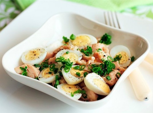 Κοκτέιλ σαλάτας με αυγά ορτυκιού.  Σαλάτα με γαρίδες, ντοματίνια και αυγά ορτυκιού.  Χορταστική σαλάτα με αυγά ορτυκιού: συνταγή για δείπνο.