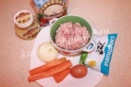 Tendres boulettes de poulet au four.  Boulettes de poulet hachées tendres et juteuses dans une sauce à la crème sure avec des légumes !